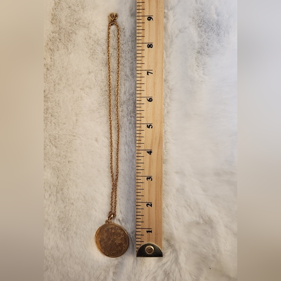 NWOT Lia Sophia Gold pendant necklace - Picture 3 of 4